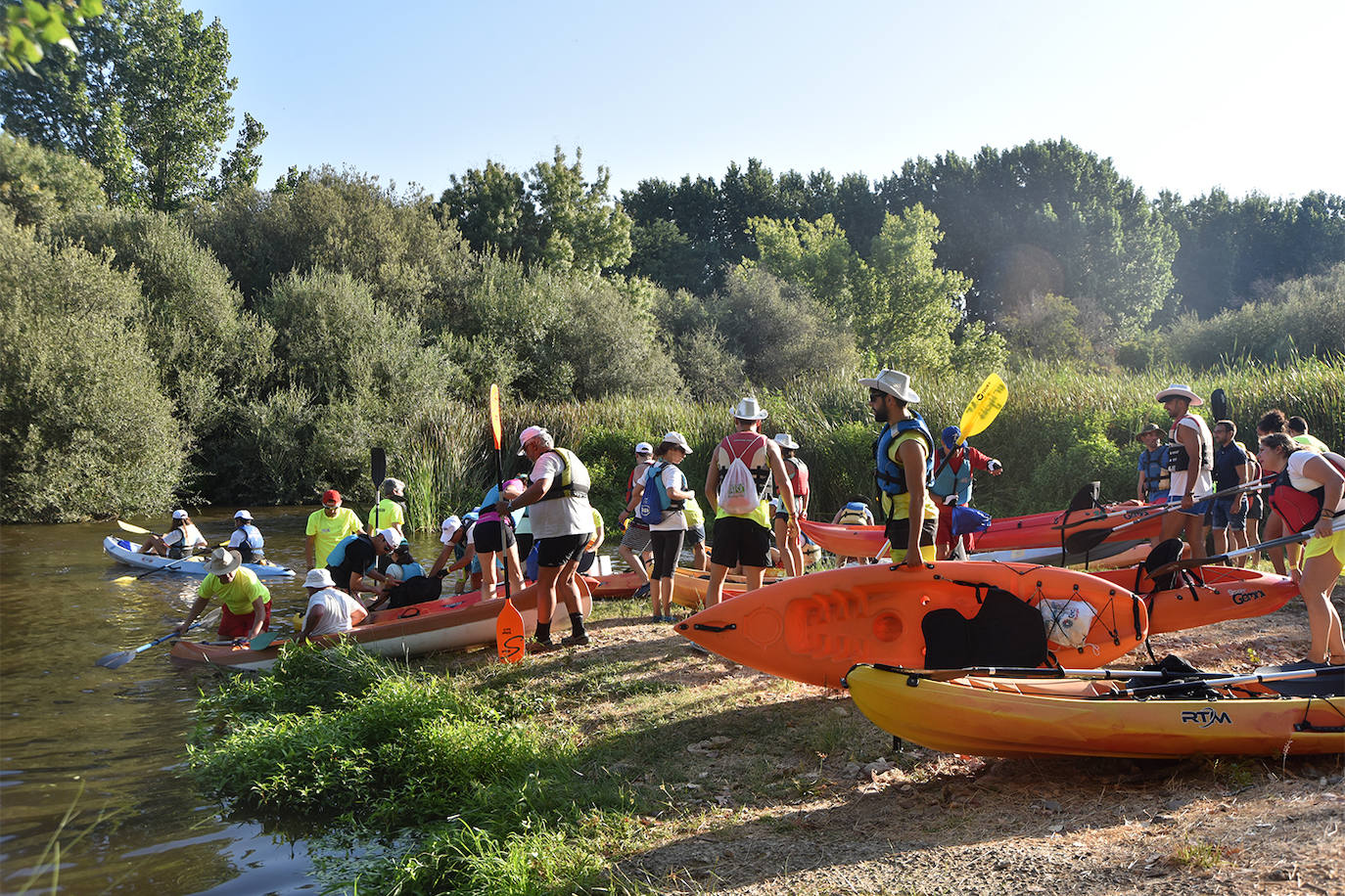 Coria ha acogido este domingo 4 de agosto el duodécimo descenso del río Alagón 'Puente de la Macarrona-Puente de Hierro', un evento que aúna deporte, turismo y naturaleza, y con el que el Ayuntamiento de la localidad pretende reivindicar un río más limpio y cuidado.
