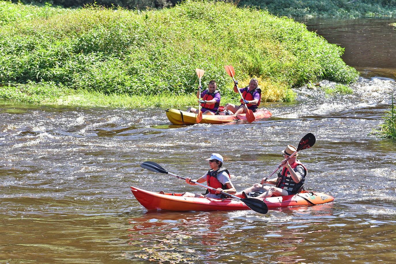 Coria ha acogido este domingo 4 de agosto el duodécimo descenso del río Alagón 'Puente de la Macarrona-Puente de Hierro', un evento que aúna deporte, turismo y naturaleza, y con el que el Ayuntamiento de la localidad pretende reivindicar un río más limpio y cuidado.