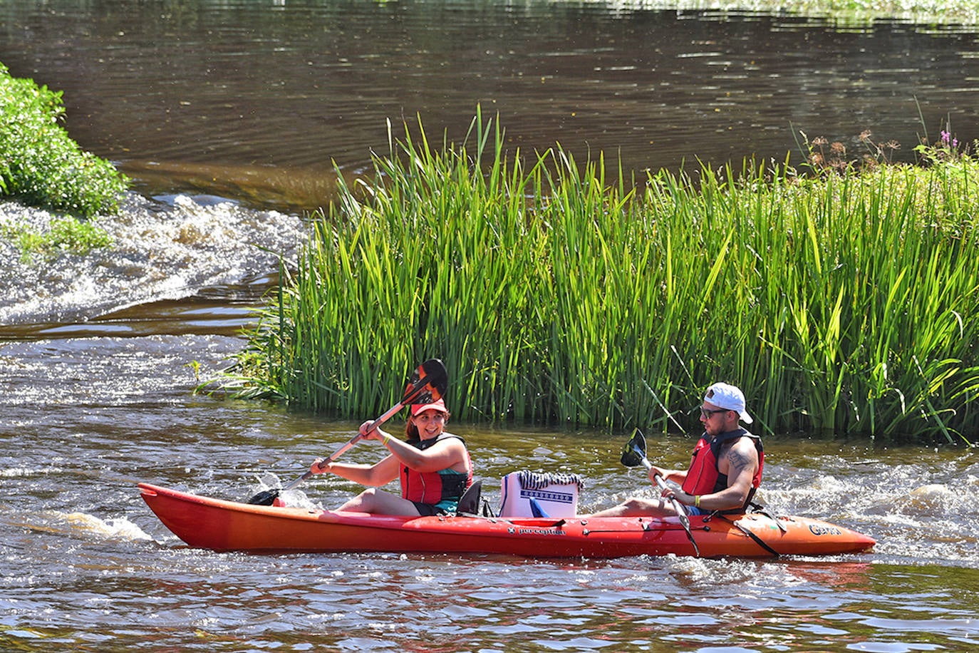 Coria ha acogido este domingo 4 de agosto el duodécimo descenso del río Alagón 'Puente de la Macarrona-Puente de Hierro', un evento que aúna deporte, turismo y naturaleza, y con el que el Ayuntamiento de la localidad pretende reivindicar un río más limpio y cuidado.