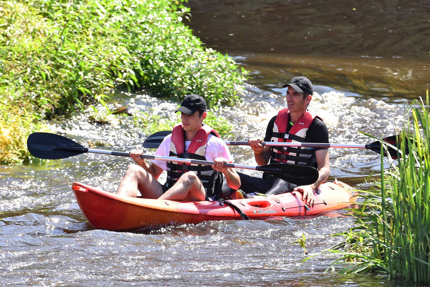 Coria ha acogido este domingo 4 de agosto el duodécimo descenso del río Alagón 'Puente de la Macarrona-Puente de Hierro', un evento que aúna deporte, turismo y naturaleza, y con el que el Ayuntamiento de la localidad pretende reivindicar un río más limpio y cuidado.