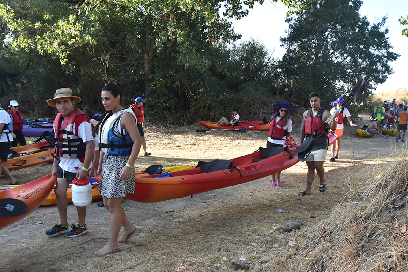 Coria ha acogido este domingo 4 de agosto el duodécimo descenso del río Alagón 'Puente de la Macarrona-Puente de Hierro', un evento que aúna deporte, turismo y naturaleza, y con el que el Ayuntamiento de la localidad pretende reivindicar un río más limpio y cuidado.
