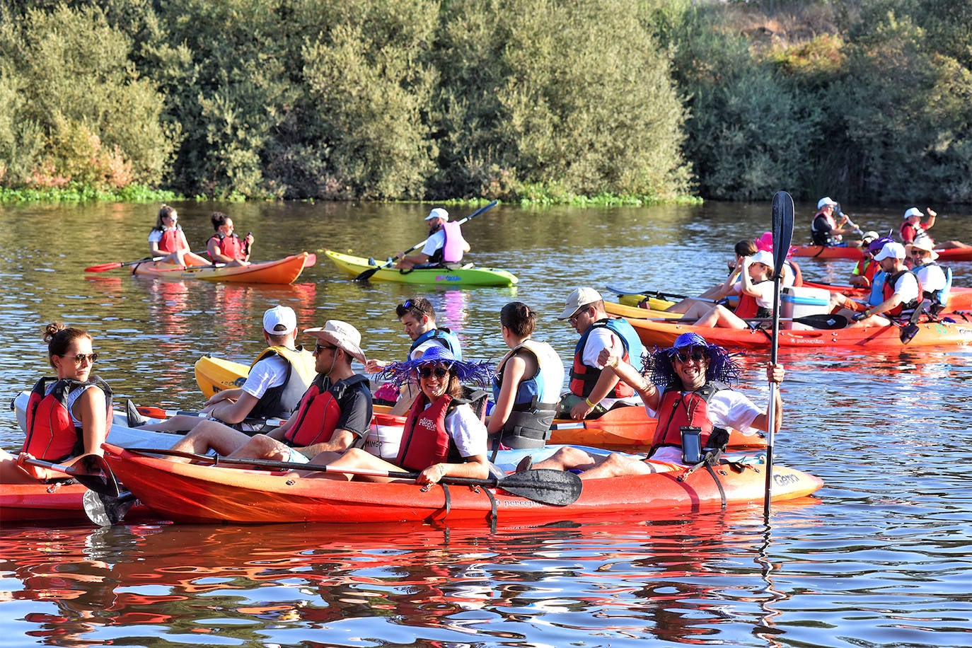 Coria ha acogido este domingo 4 de agosto el duodécimo descenso del río Alagón 'Puente de la Macarrona-Puente de Hierro', un evento que aúna deporte, turismo y naturaleza, y con el que el Ayuntamiento de la localidad pretende reivindicar un río más limpio y cuidado.
