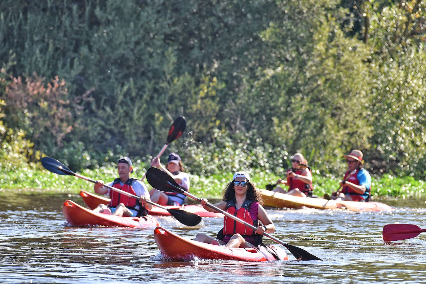 Coria ha acogido este domingo 4 de agosto el duodécimo descenso del río Alagón 'Puente de la Macarrona-Puente de Hierro', un evento que aúna deporte, turismo y naturaleza, y con el que el Ayuntamiento de la localidad pretende reivindicar un río más limpio y cuidado.