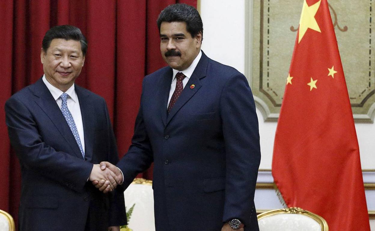 El presidente de China saluda a Nicolás Maduro tras la reunión que mantuvieron en el Palacio de Miraflores en 2015. 