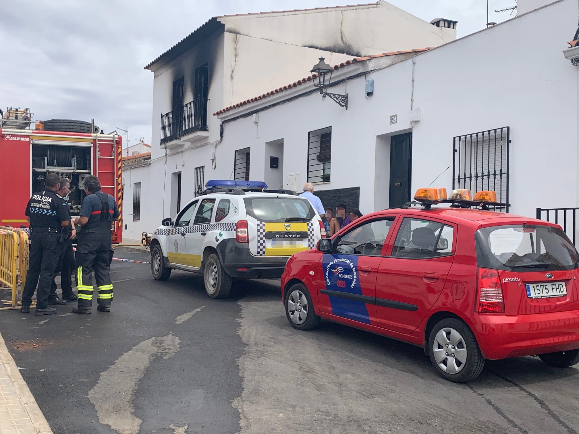 Fotos: Arde una vivienda en Los Santos de Maimona