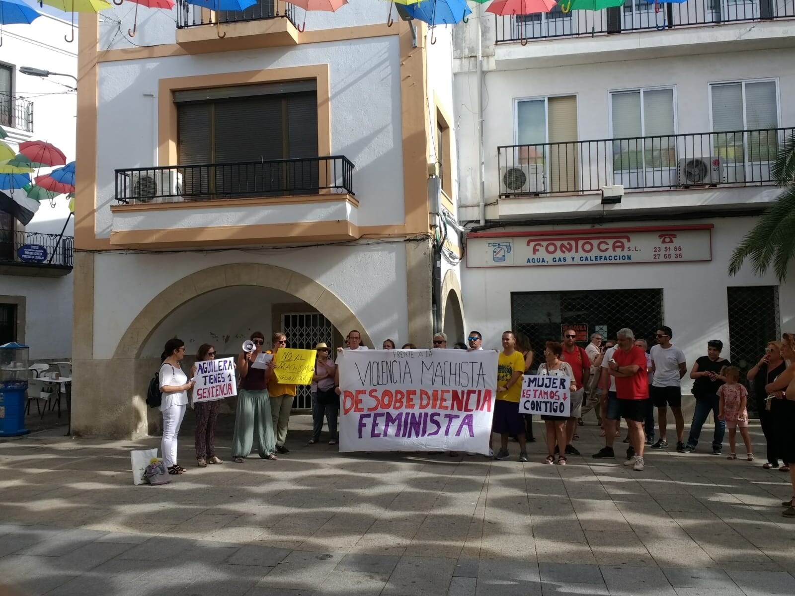 Una treintena de personas piden la dimisión del alcalde de Malpartida de Cáceres