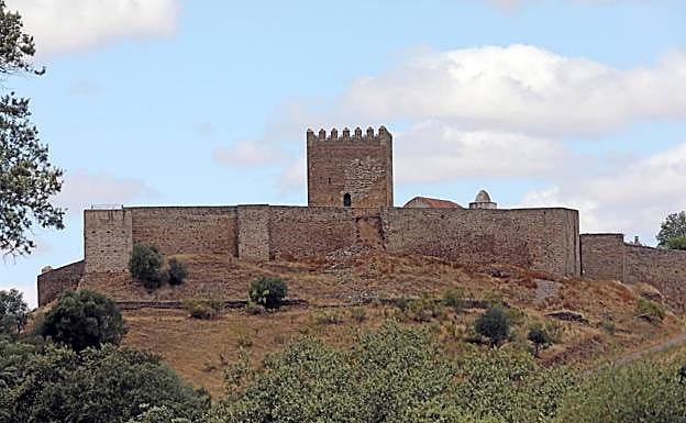 Castillo de Noudar, ubicado en la finca de la Coitadinha, en la localidad portuguesa de Barrancos fronteriza con España.
