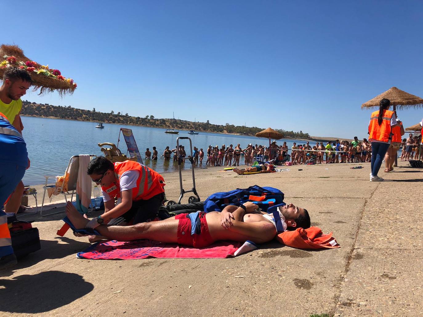 Fotos: Efectivos de emergencias actuando en el simulacro desarrollado en la playa de Orellana