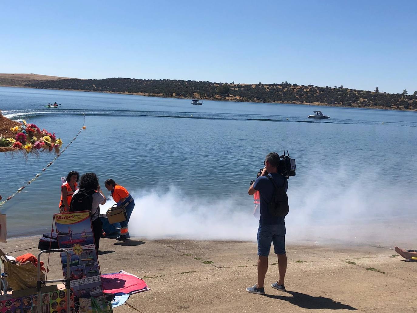 Fotos: Efectivos de emergencias actuando en el simulacro desarrollado en la playa de Orellana