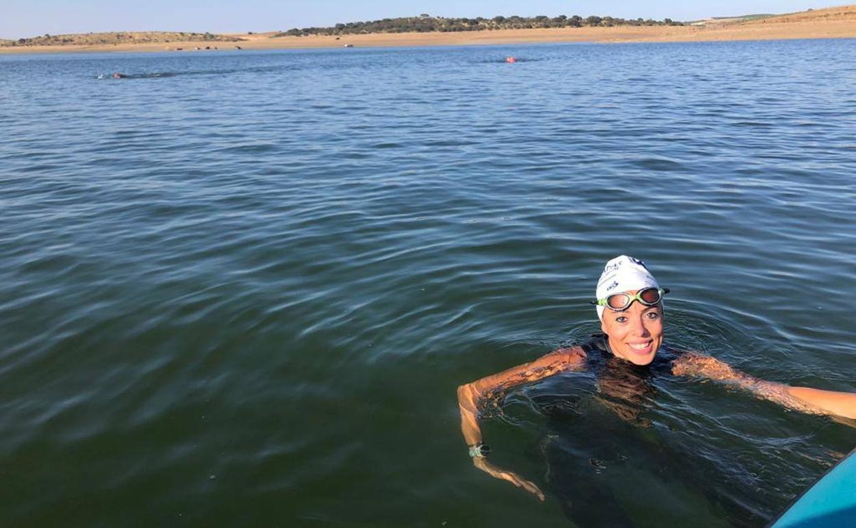 Fátima Díaz Rosa descansa durante un entrenamiento en aguas abiertas. 