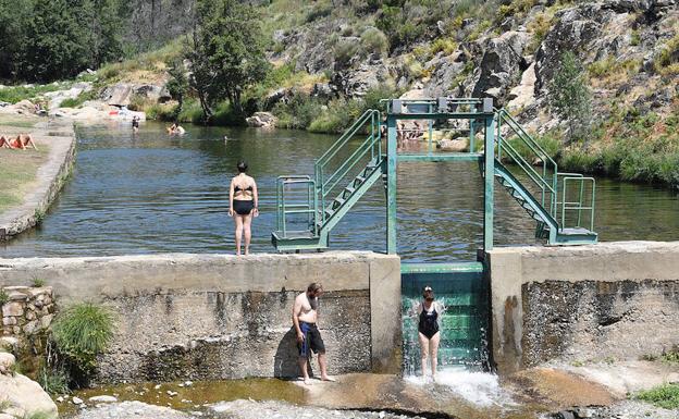 El agua cae compuerta abajo en el Jevero, y general un chorro que muchos usan a modo de spa.