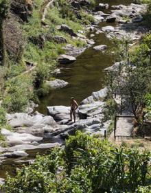 Imagen secundaria 2 - El pueblo mantiene aire propio de los lugares donde la ganadería sigue siendo un pilar económico. El río Malvellido pasa junto al municipio, em algunos tramos con el agua deslizándose despacio. 