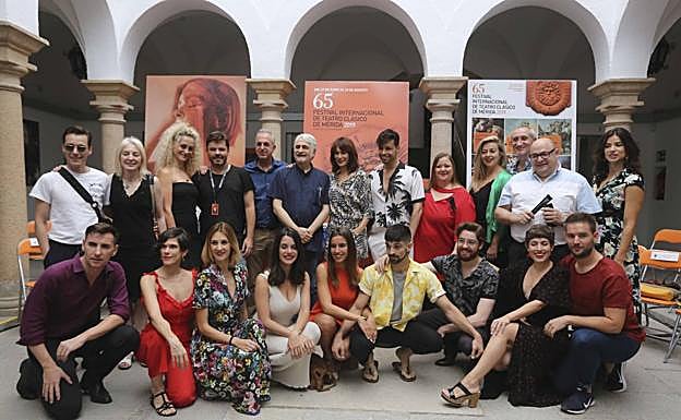 El reparto de actores junto con el director de 'La Corte del Faraón' en la sede del Festival durante la presentación.