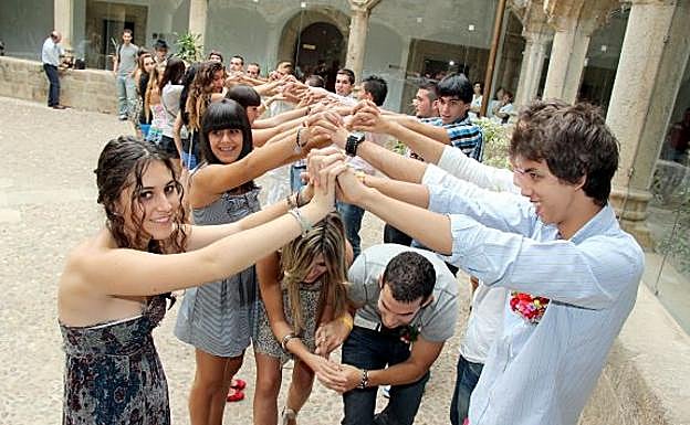 Jóvenes bailando la Jota del Arco.