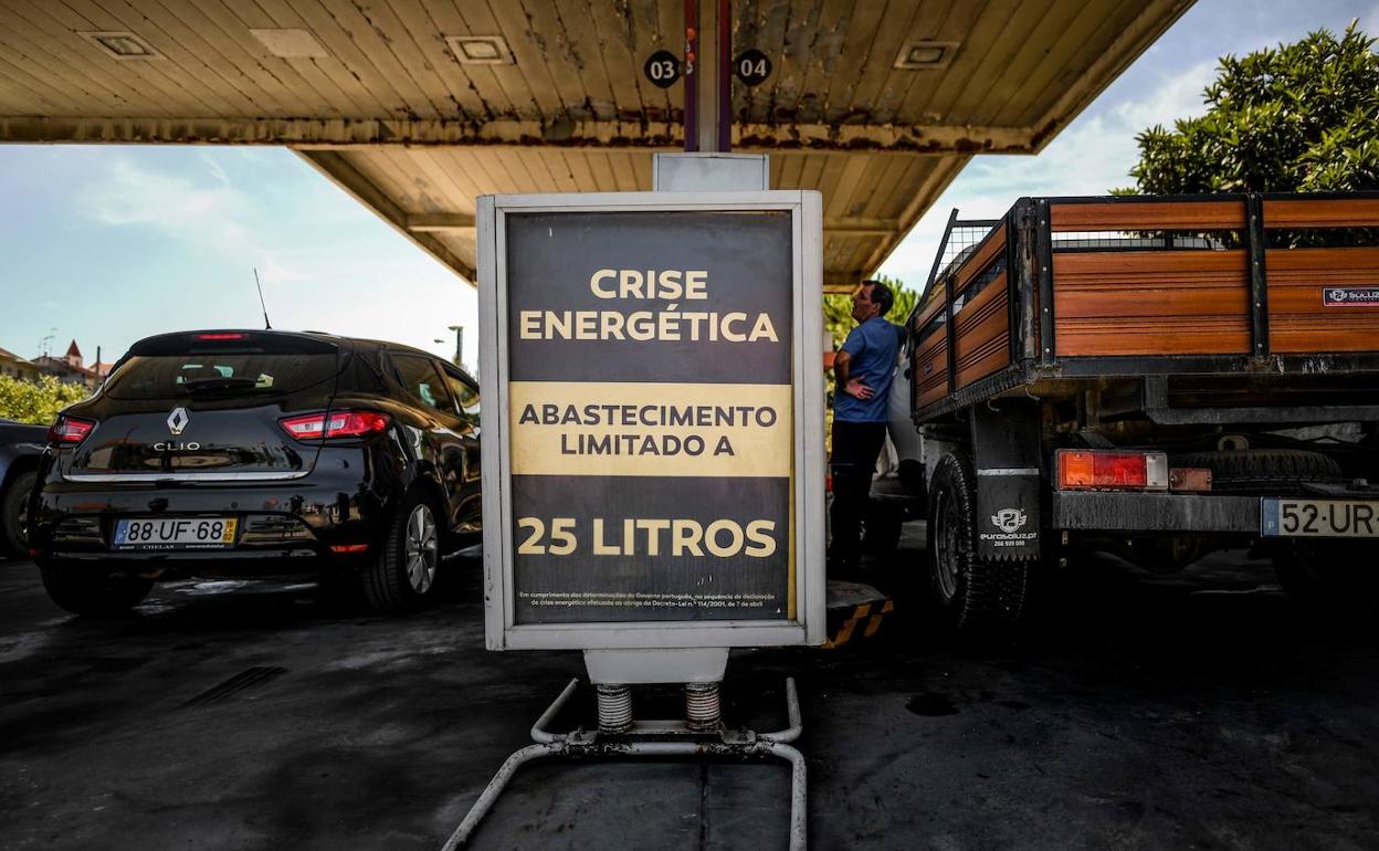 Las gasolineras portuguesas solo dan 25 litros de gasolina por coche durante la huelga