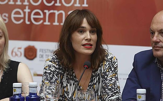 La aztriz Celia Freijeiro hablando de la obra.