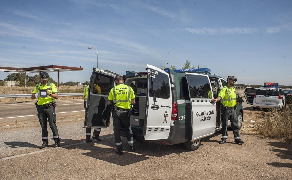 Agentes en el operativo de este martes en la carretera de Cáceres. :: 