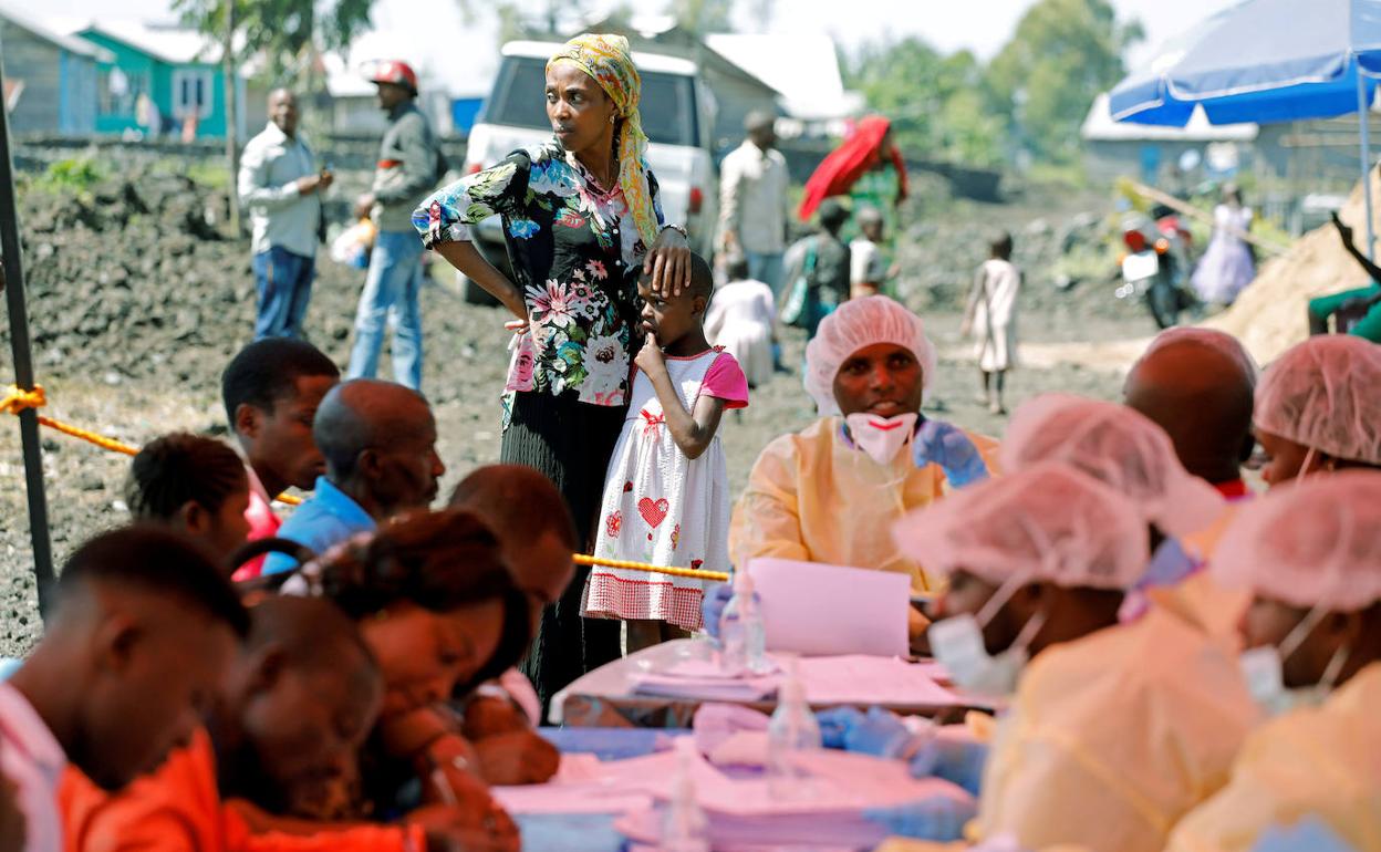Una mujer y su hijo esperan a ser vacunados contra el ébola en Goma, RD Congo.
