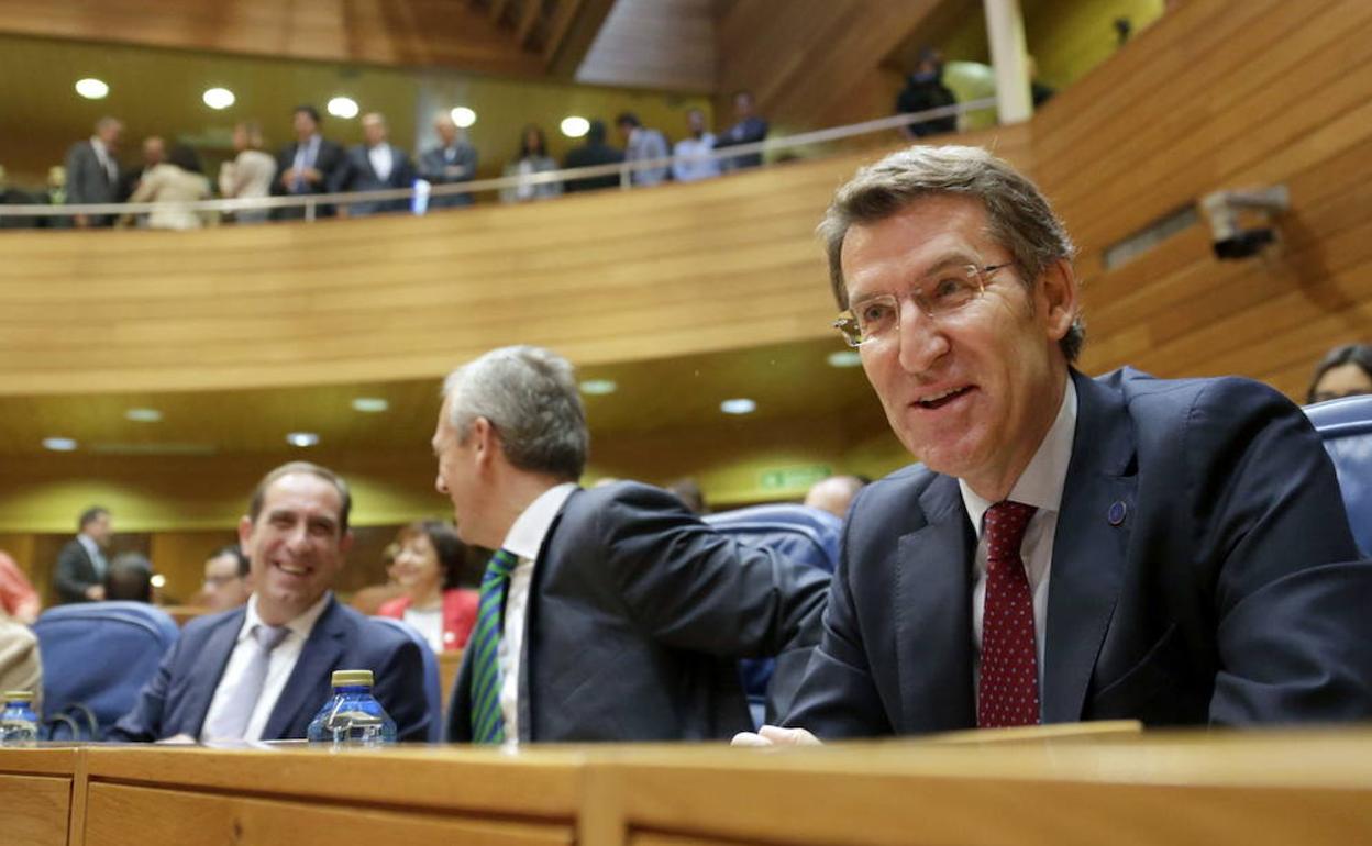 Alberto Núñez Feijóo (d) en el Parlamento de Galicia. 