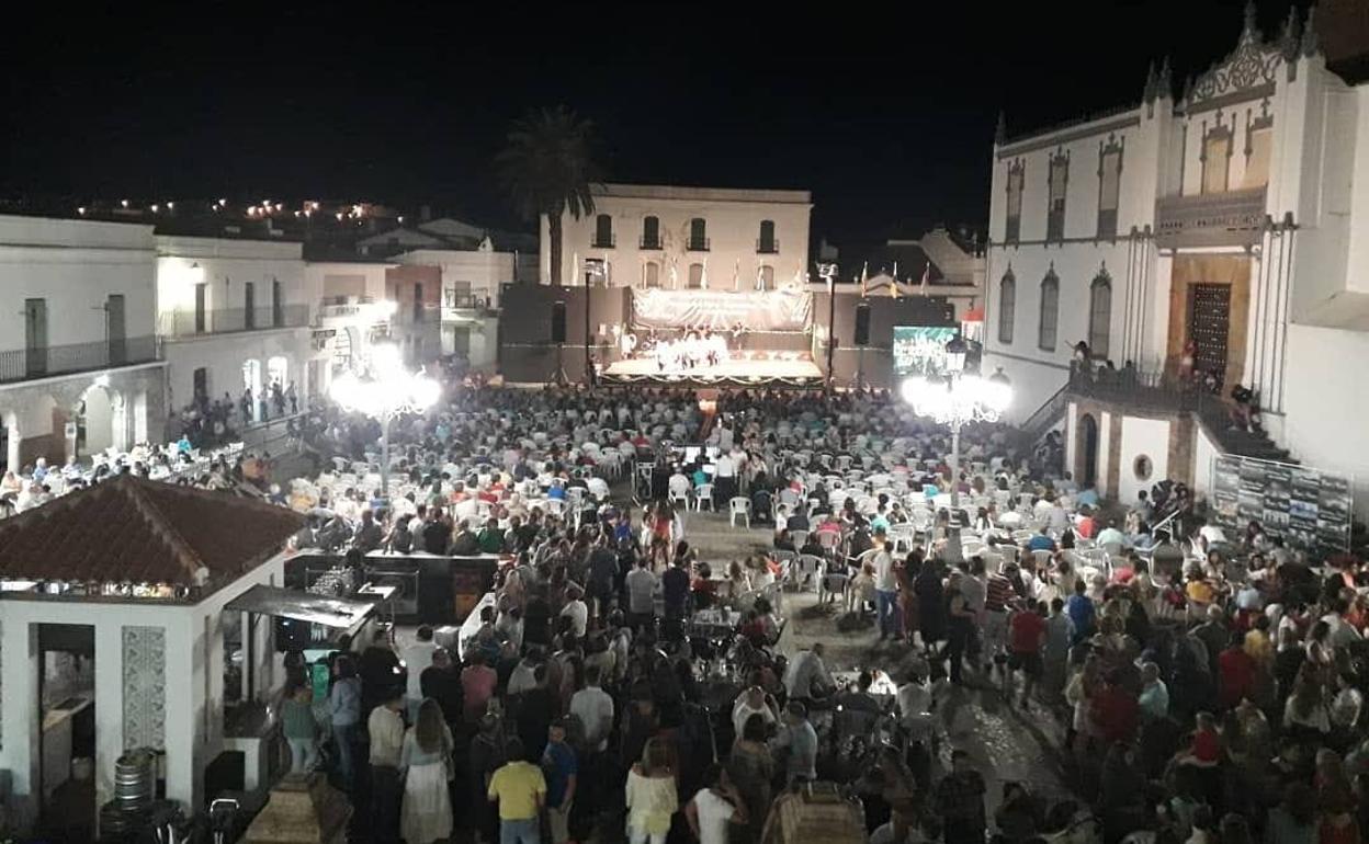Paseo lleno en la clausura