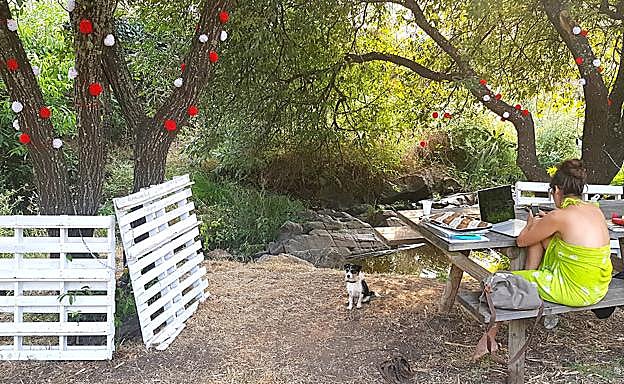 En el lugar hay algunos días un puesto con actividades para entretener a los niños