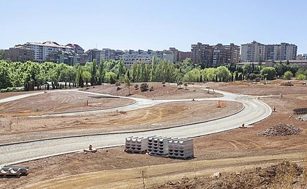 Otra vista de las calles de paseo sobre el terreno ya nivelado.