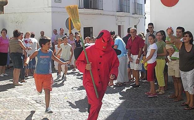 Tradicional 'salida del diablo', en la Feria de San Bartolomé 2007.