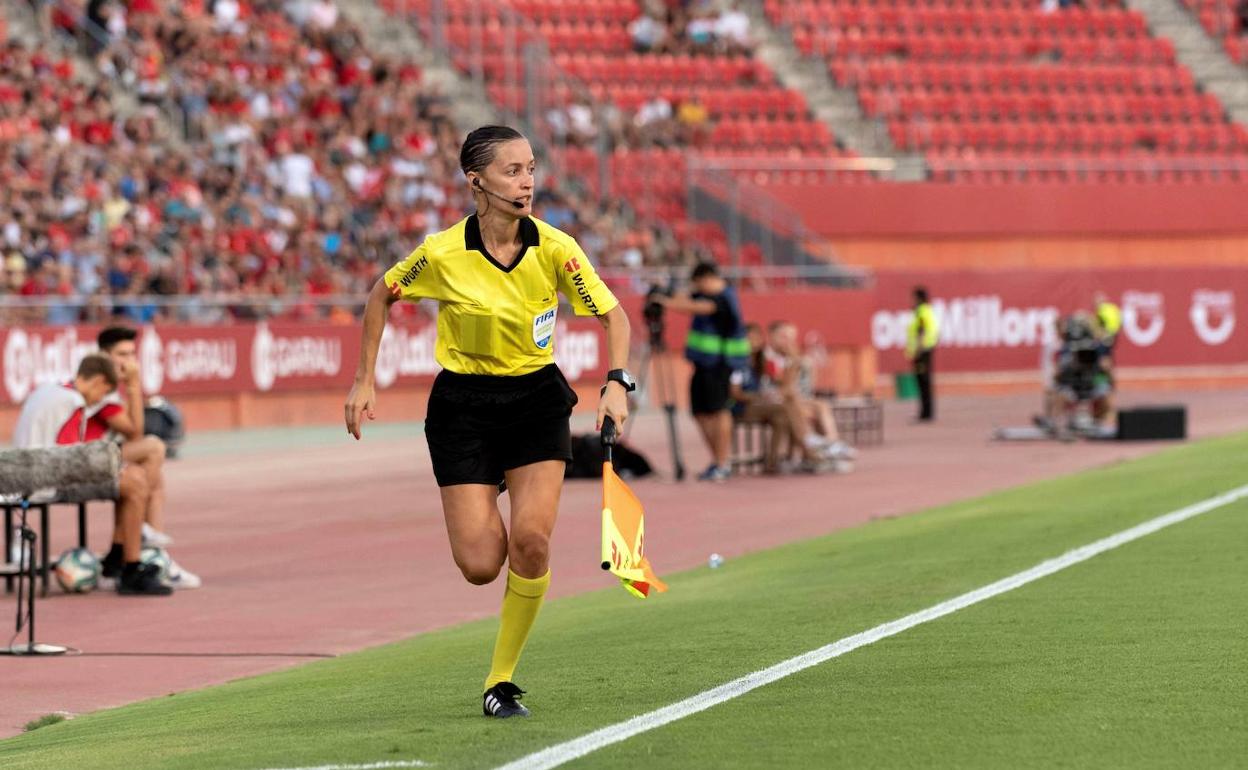 Guadalupe Porras, primera mujer en arbitrar un partido de primera división española. 