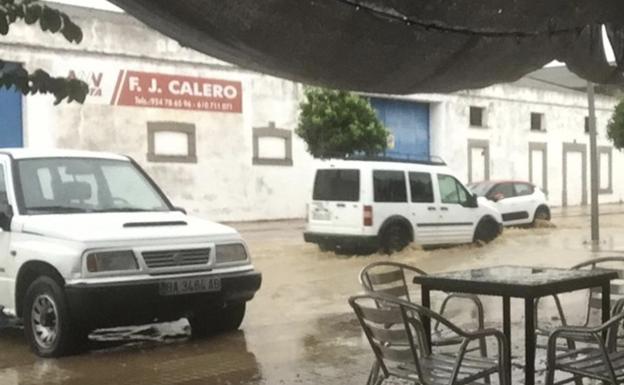 Calles inundadas en Quintana de la Serena esta tarde tras una fuerte tormenta.