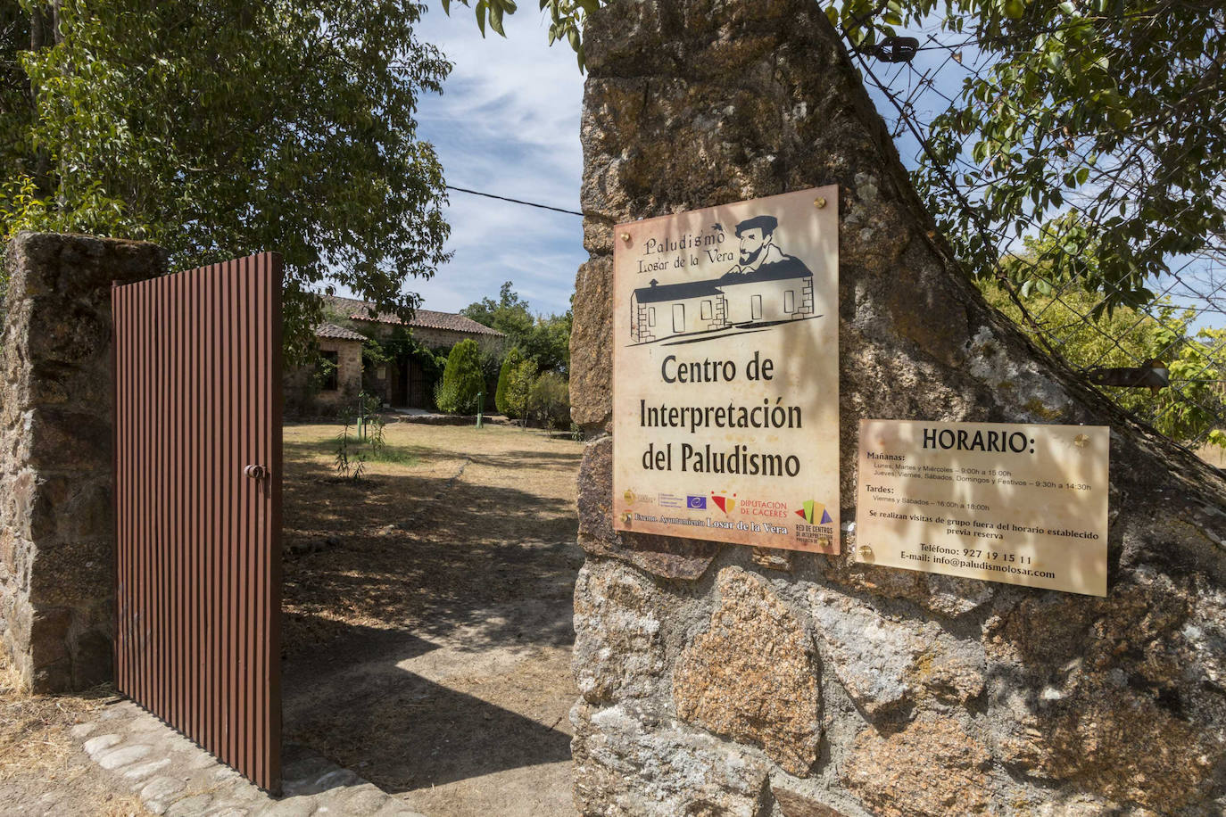 El espacio, único en el país, está en mitad del campo, a unos ocho kilómetros de la localidad, y ocupa el edificio del antiguo dispensario antipalúdico, construido en 1923 en una zona de cultivos conocida como El Robledo. 