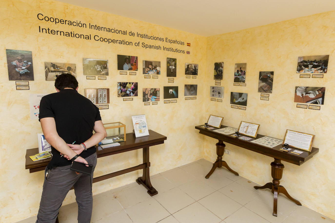 El espacio, único en el país, está en mitad del campo, a unos ocho kilómetros de la localidad, y ocupa el edificio del antiguo dispensario antipalúdico, construido en 1923 en una zona de cultivos conocida como El Robledo. 
