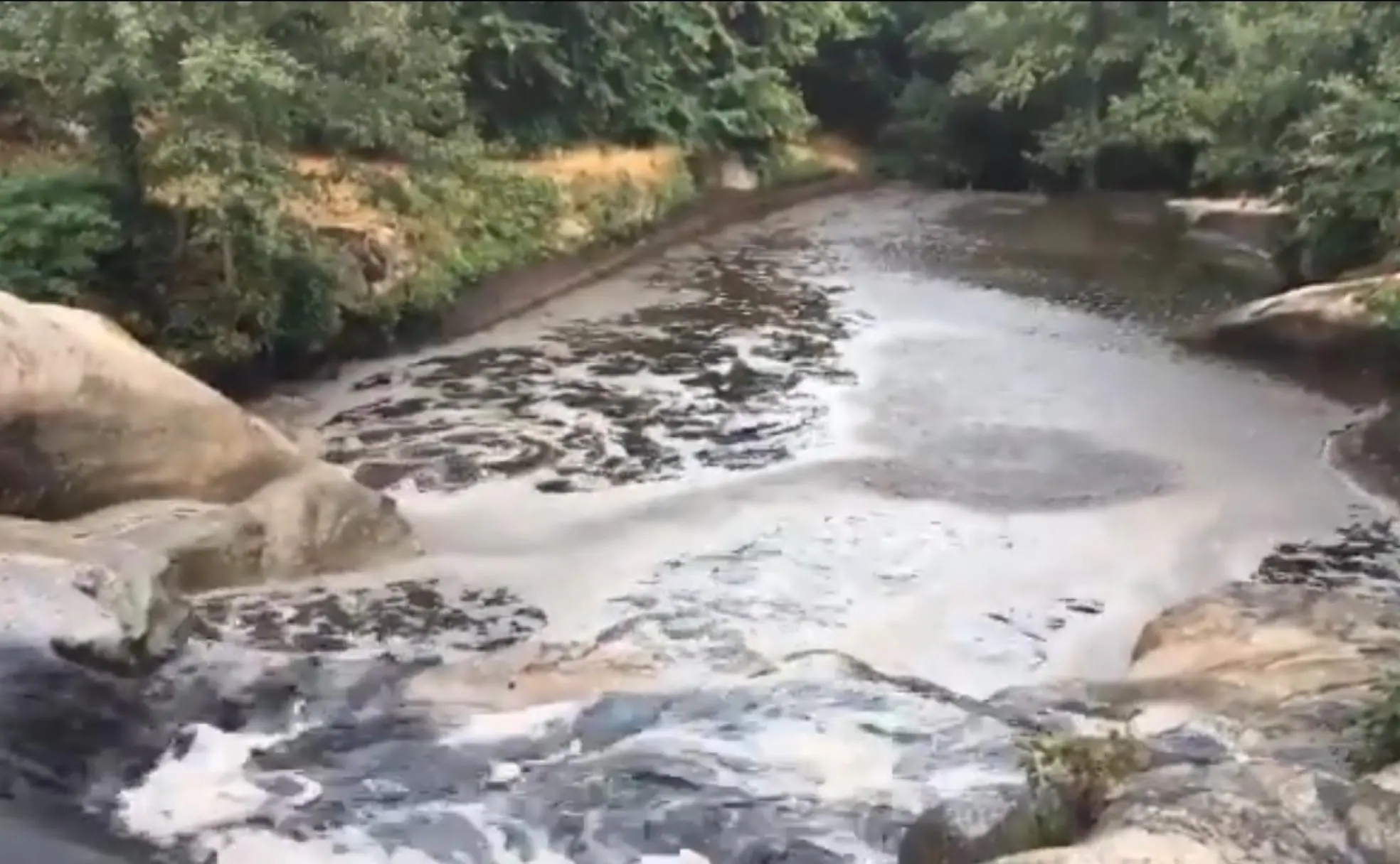 Agua negra en Garganta la Olla 