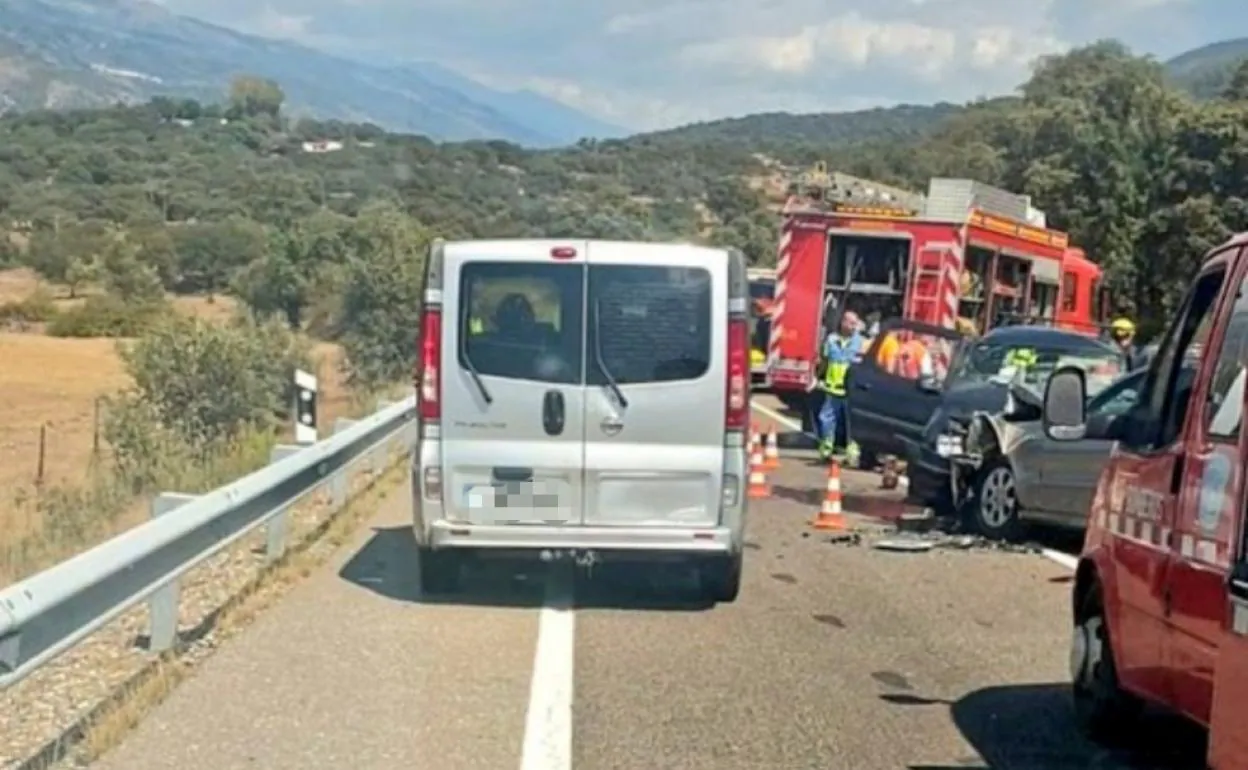Choque frontal entre dos coches en la carretera del Valle del Jerte. 