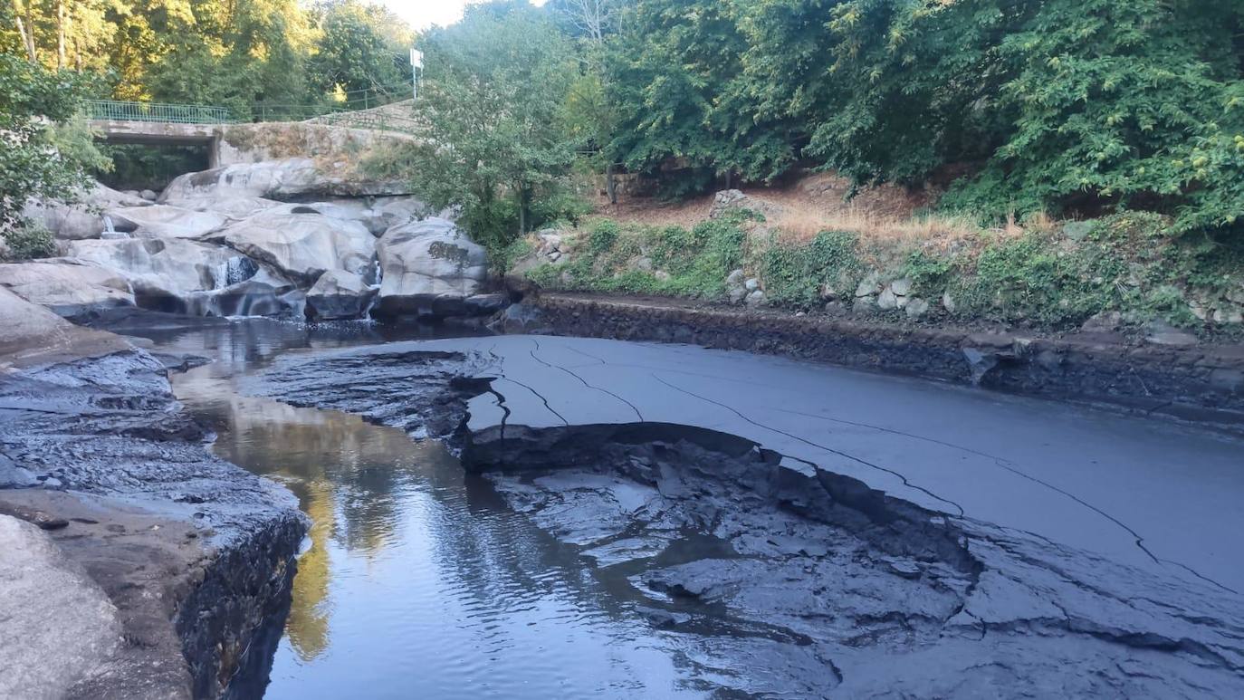 Fotos: Las lluvias llenan de lodo y cenizas las zonas de baño de Garganta la Olla y Jaraíz