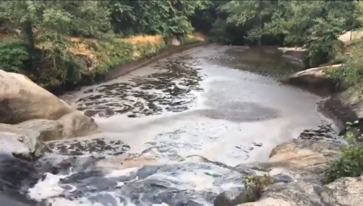 Fotos: Las lluvias llenan de lodo y cenizas las zonas de baño de Garganta la Olla y Jaraíz