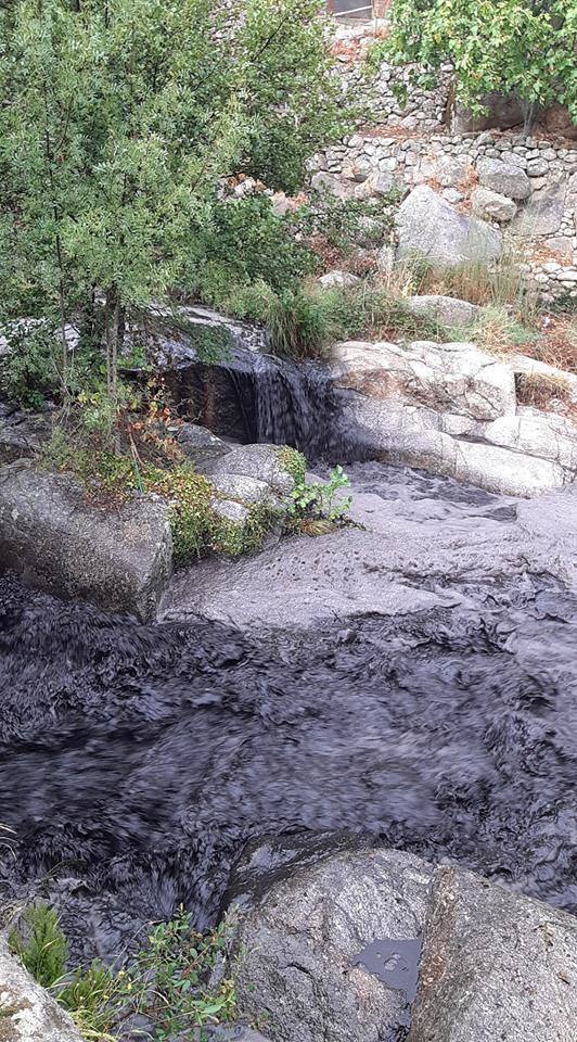 Fotos: Las lluvias llenan de lodo y cenizas las zonas de baño de Garganta la Olla y Jaraíz