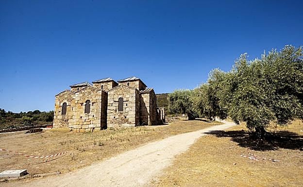 Vista exterior de una de las fachadas de la ermita.