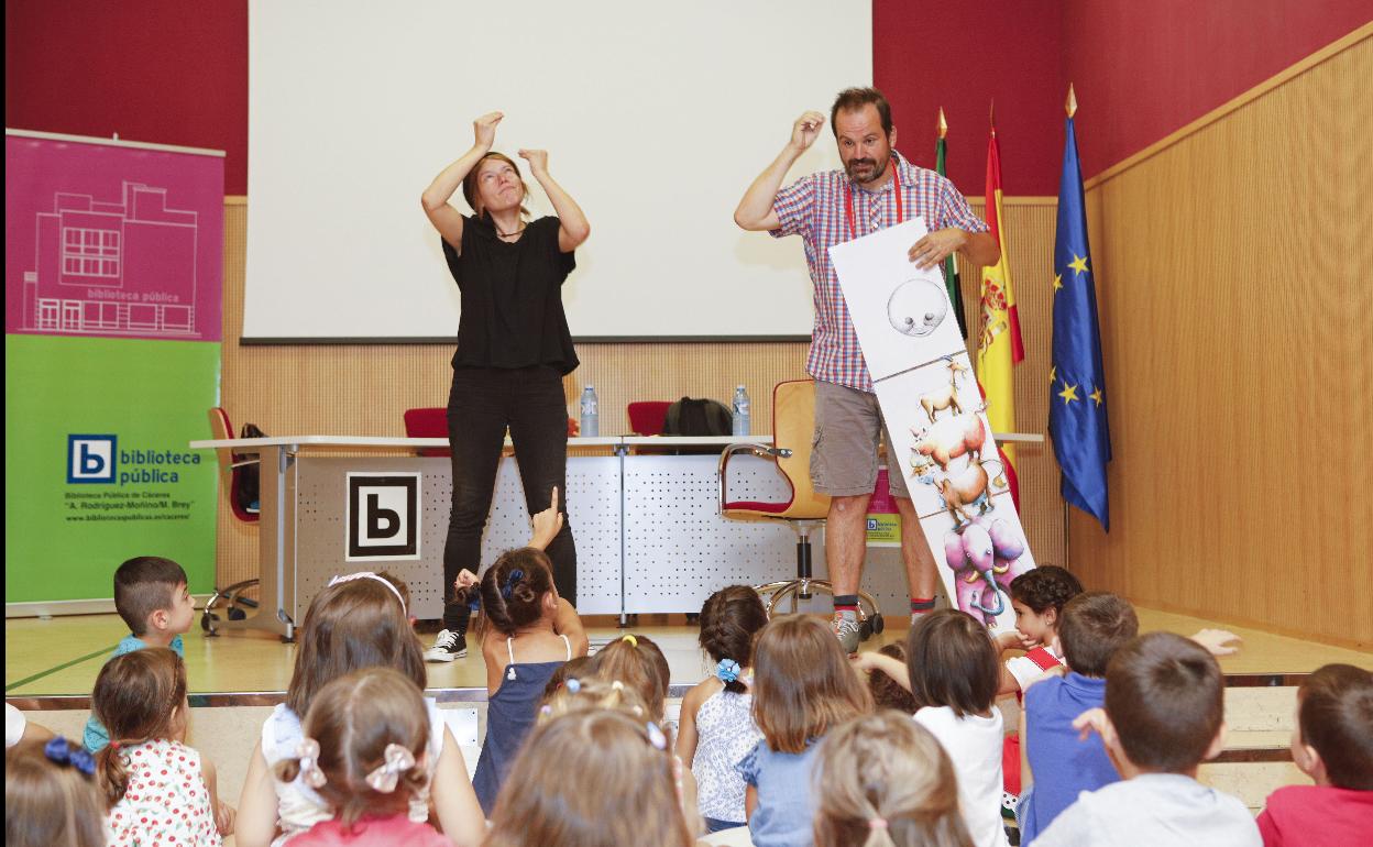 Continúan los cuentacuentos en la biblioteca pública de Cáceres