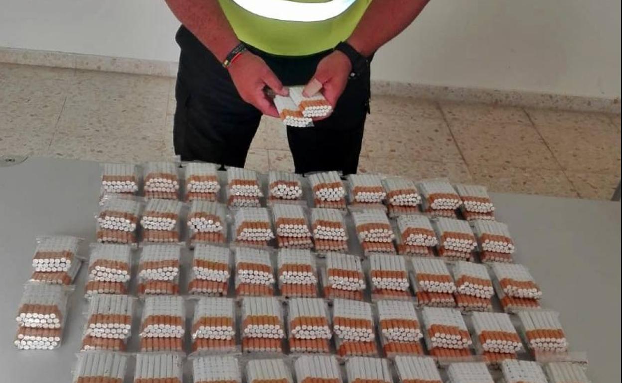 Intervienen a un vecino de Badajoz 2.120 cigarrillos de fabricación casera que iba a vender de forma clandestina
