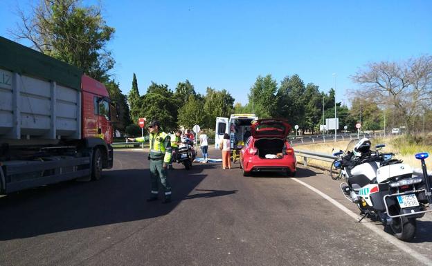 Los agentes tuvieron que regular el tráfico debido al paso de vehículos pesados por la zona.