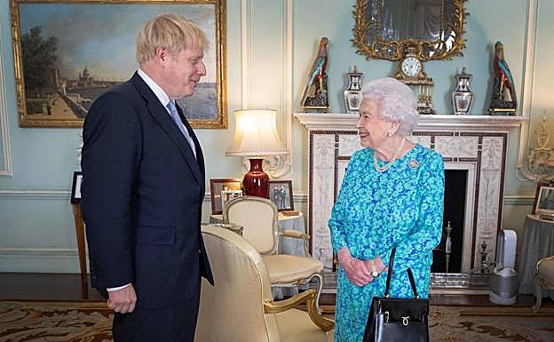 La reina Isabel II recibe al primer ministro británico, Boris Johnson, el pasado julio.