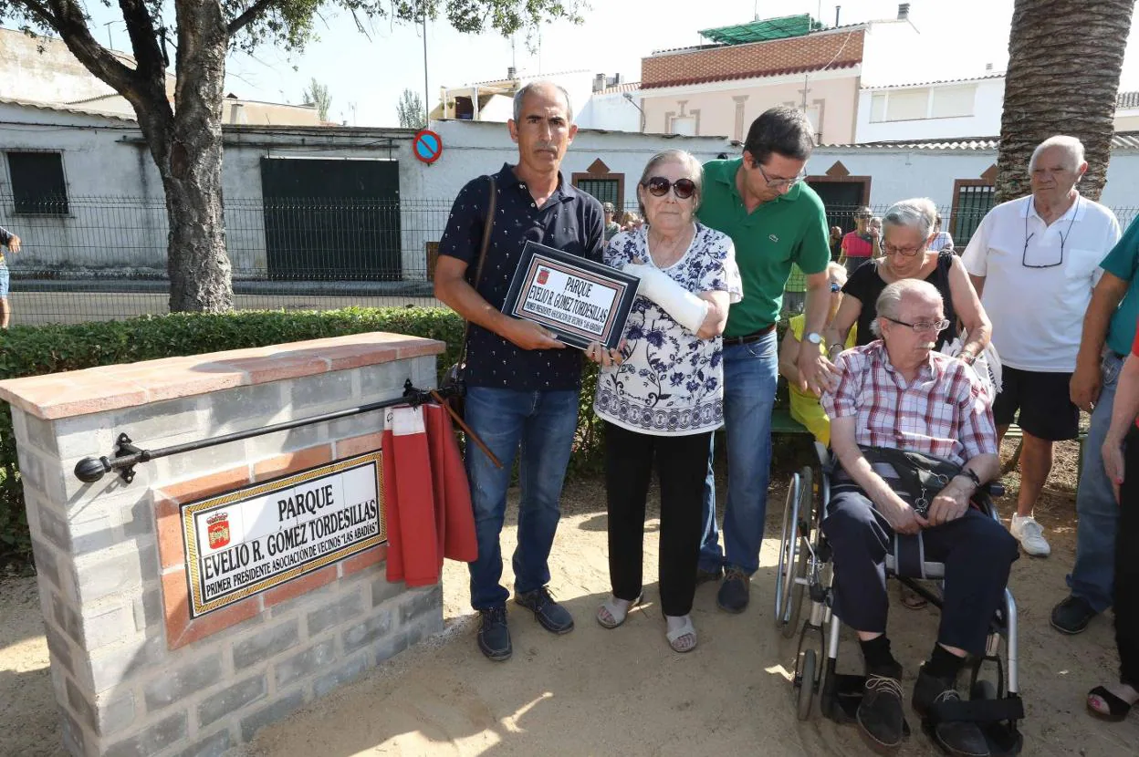 Familiares de Evelio Gómez, durante el homenaje. :: brígido