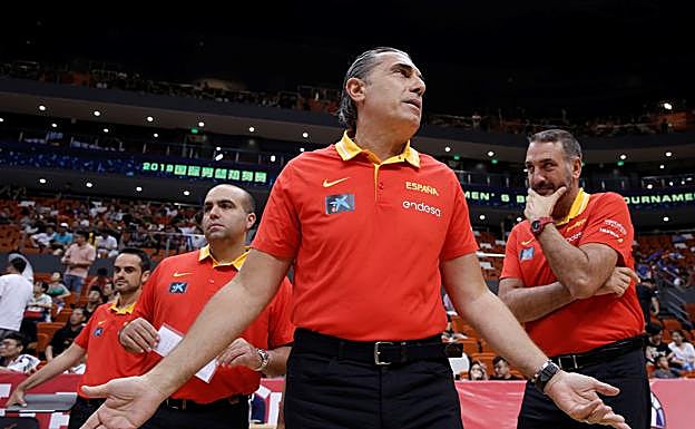 Sergio Scariolo gesticula durante el partido ante Rusia