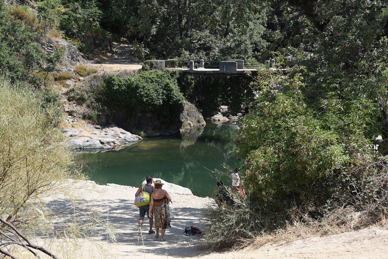Una pareja camino del charco La Máquina, situado a las afueras de la localidad y considerado uno de los más fríos de la zona, por su altitud.