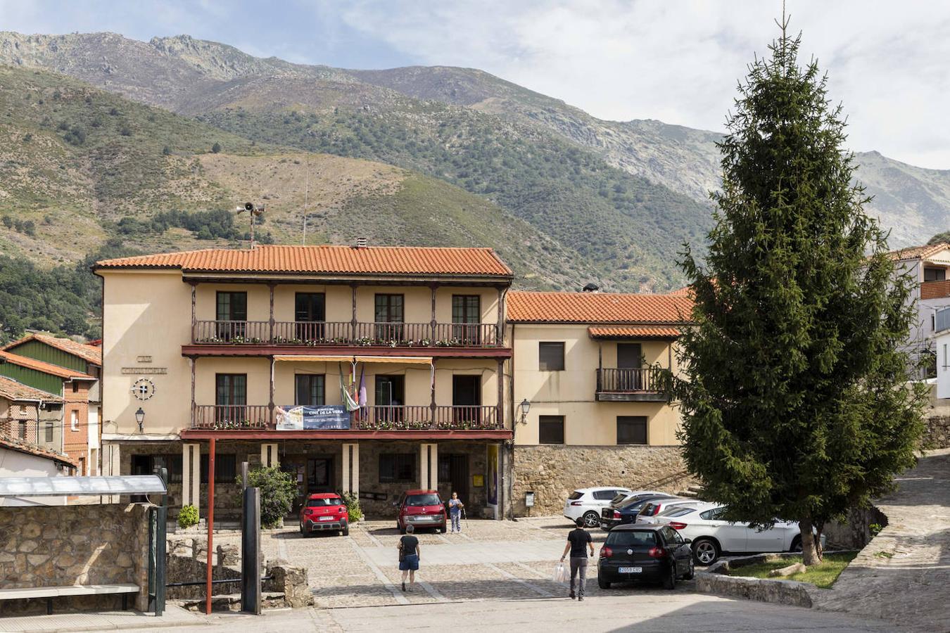 Plaza del ayuntamiento, puerta de entrada al casco antiguo del municipio, que conserva algunos ejemplos de arquitectura típica de la zona.