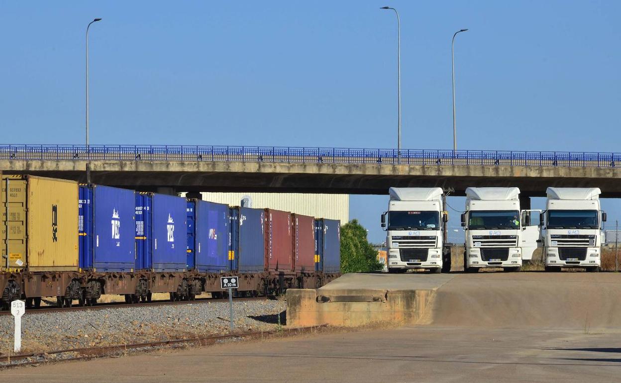 Acceso al llamado 'puerto seco', el apeadero de trenes de mercancías que hay en el Nevero.