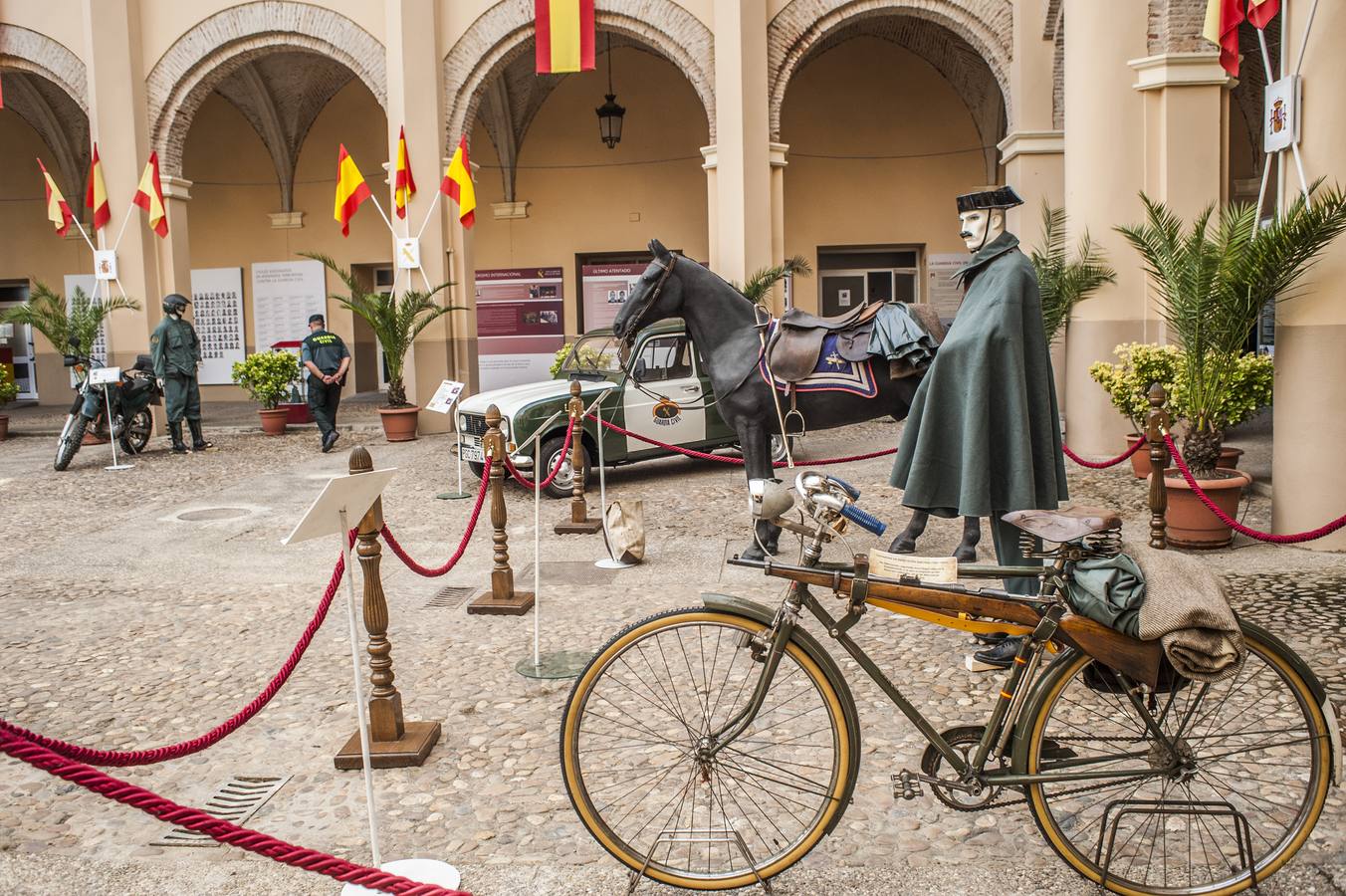Fotos: Exposición sobre los 175 años de la Guardia Civil