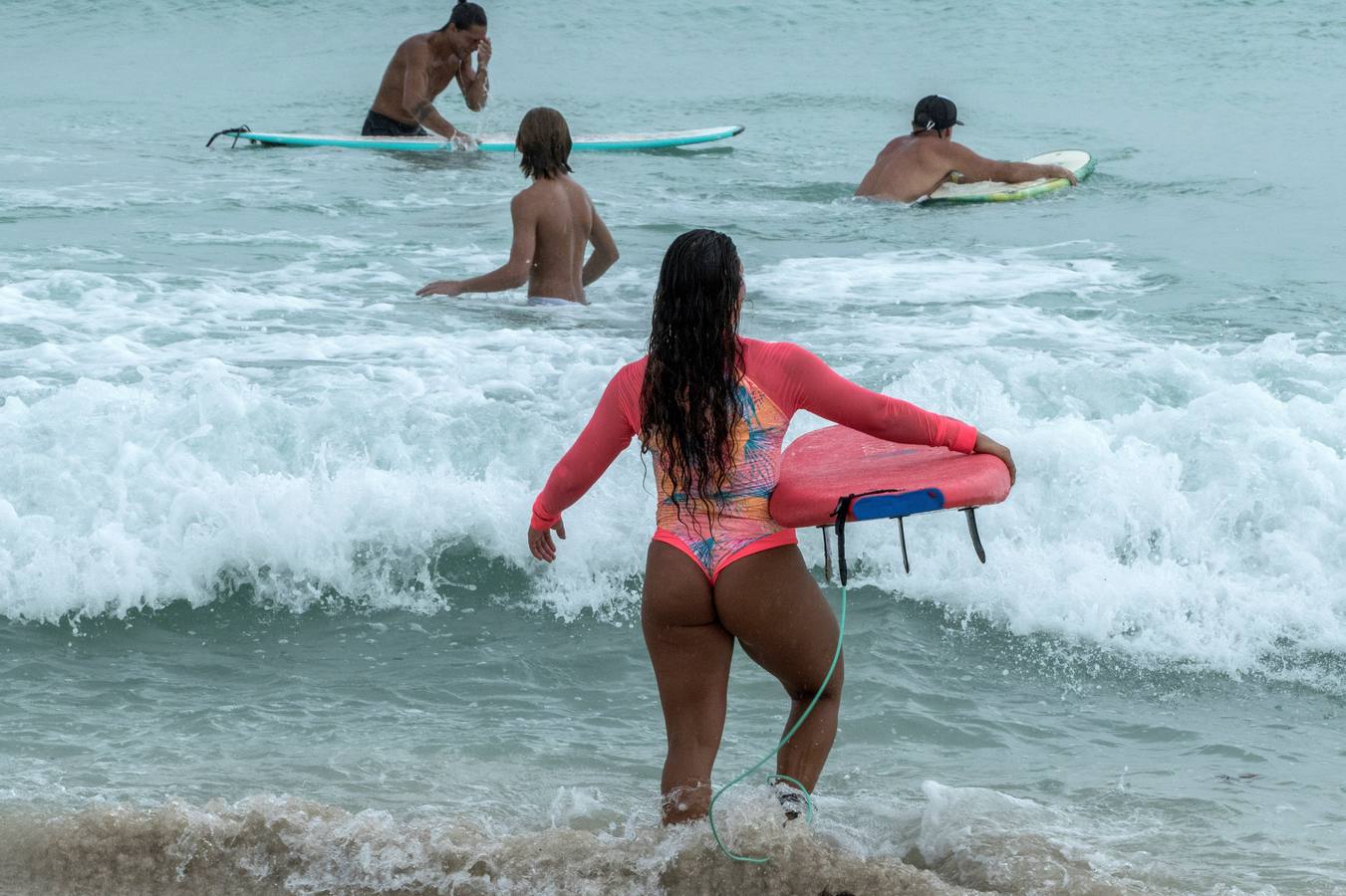 Fotos: Las olas de Dorian hacen felices a los surfistas en Miami Beach