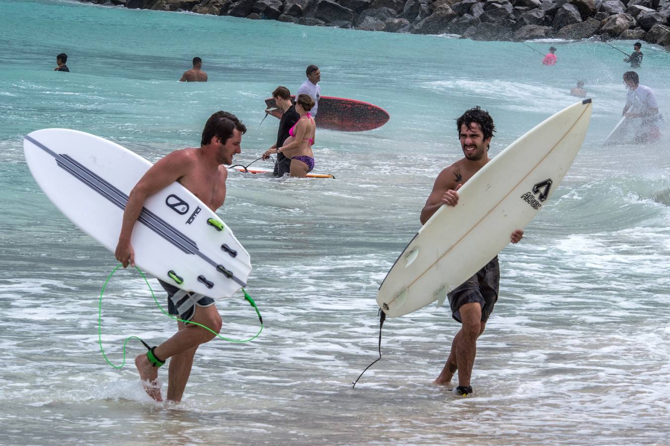 Fotos: Las olas de Dorian hacen felices a los surfistas en Miami Beach