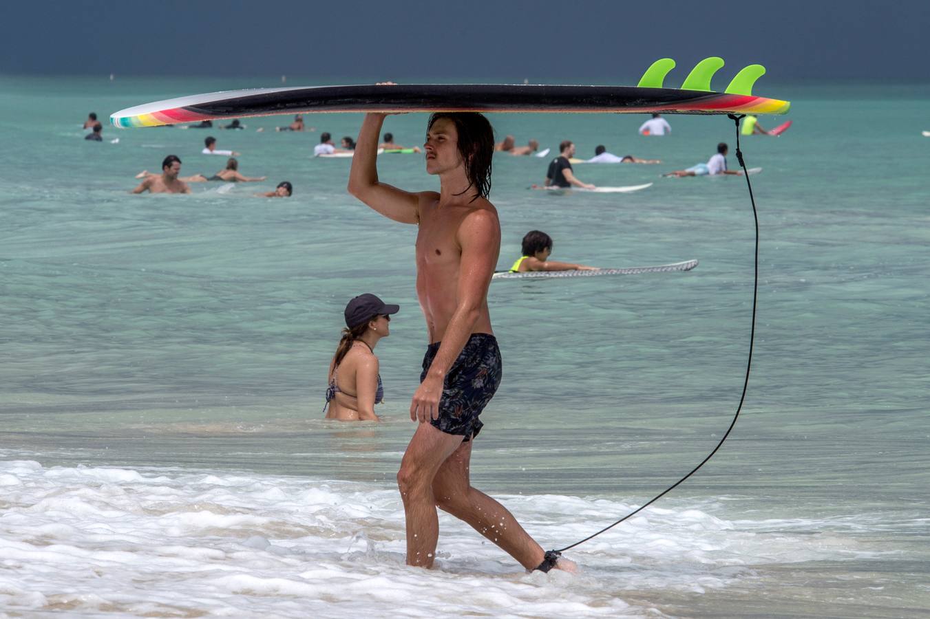Fotos: Las olas de Dorian hacen felices a los surfistas en Miami Beach